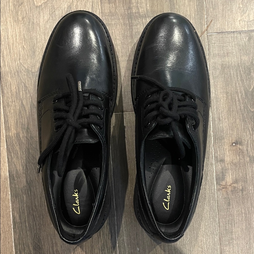 Clarks Women's Black Leather Oxford Style Flats with Chunky Bottom